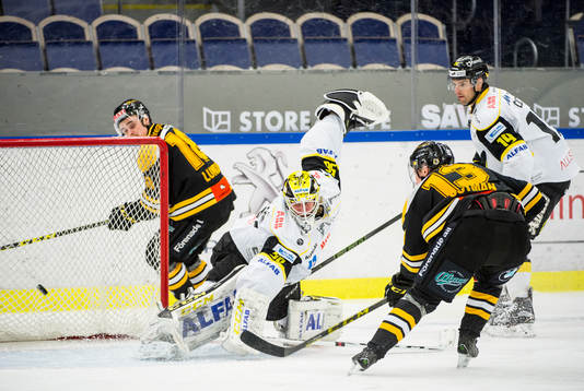 Panterns Kalle Östman gör 1-0 på Västerås målvakt