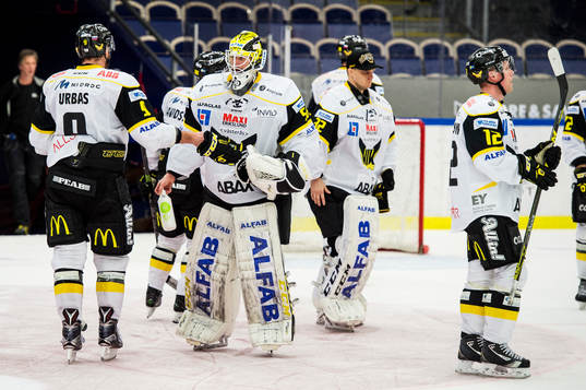 Västerås målvakt Marcus Dahlbom deppar med lagkamraterna