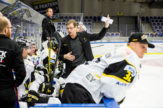 Västerås tränare Martin Filander i båset