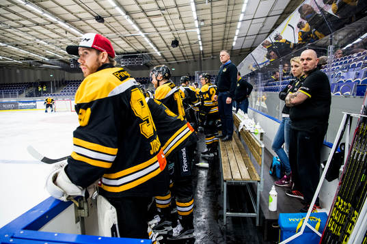 Panterns tränare Stephan Lundh på bänken