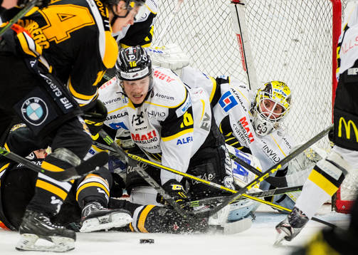 Panterns Anton Blomqvist försöker få in pucken men