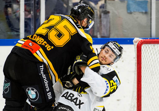 Närkamp mellan Panterns Patrik Blomberg och Hampus Larsson