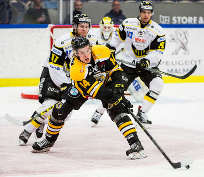 Närkamp mellan Panterns Tobias Strandberg och Västerås