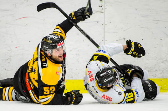Panterns Johan Molldén och Västerås Jonte Berg i