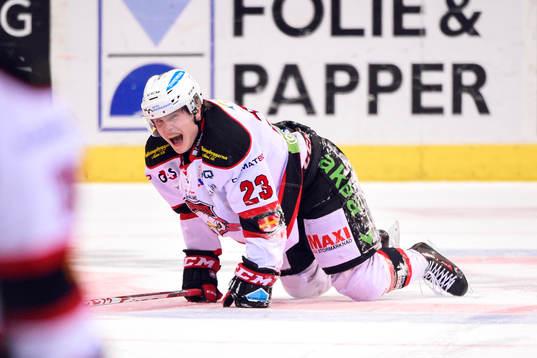 Malmö Redhawks Christoffer Forsberg får ont och ligger