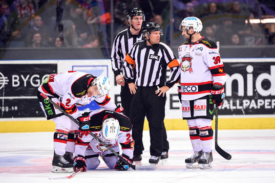 Malmö Redhawks Christoffer Forsberg ligger kvar på isen