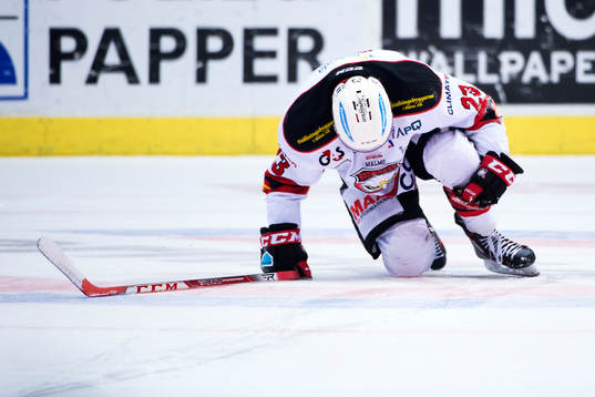 Malmö Redhawks Christoffer Forsberg tar sig för benet