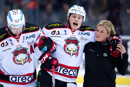 Malmö Redhawks Christoffer Forsberg (m) får hjälp att ta