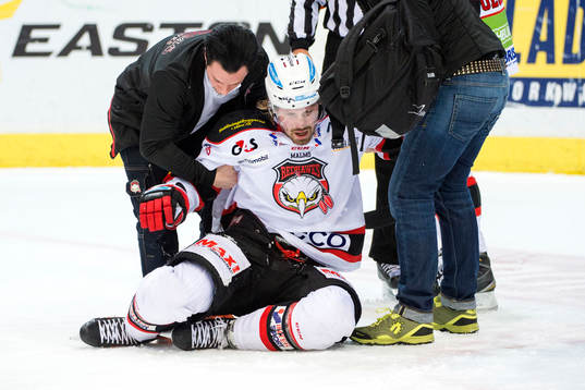 Malmö Redhawks Stefan Warg får hjälp att ställa sig upp