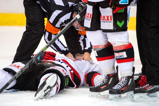 Malmö Redhawks Stefan Warg undersöks av domaren