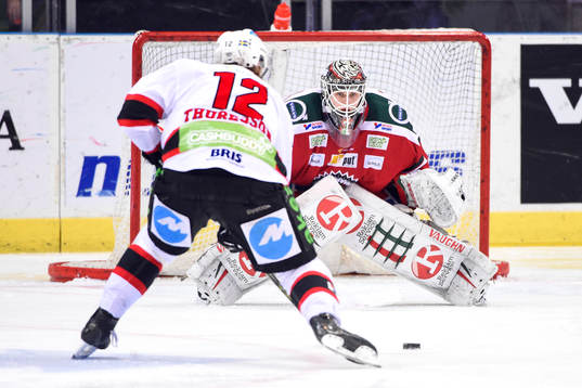 Malmö Redhawks Andreas Thuresson lägger straff på