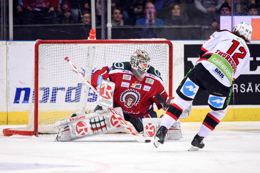 Malmö Redhawks Andreas Thuresson lägger straff på