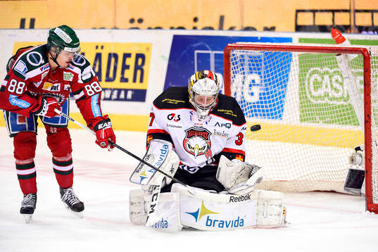Frölundas Andreas Johnson oroar framför Malmö Redhawks