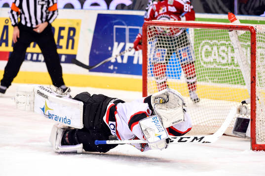 Malmö Redhawks målvakt Jonas Gunnarsson gör en räddning