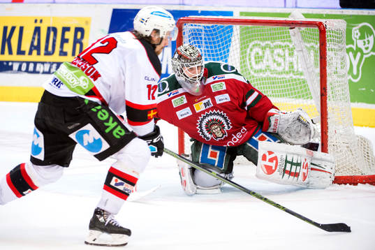 Malmö Redhawks Andreas Thuresson lägger en straff på
