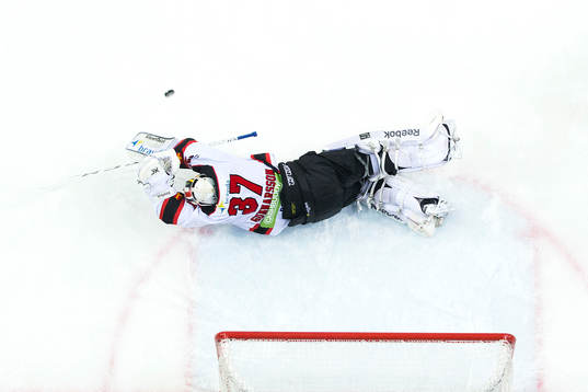 Malmö Redhawks målvakt Jonas Gunnarsson räddar ett skott