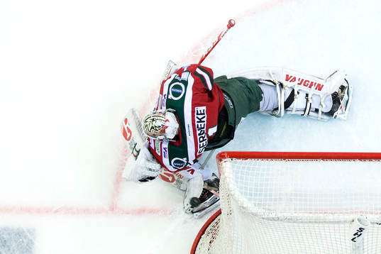 Frölundas målvakt Lars Johansson räddar