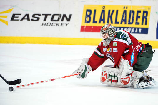 Frölundas målvakt Lars Johansson räddar en straff