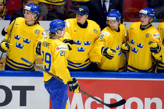 Sveriges Adrian Kempe jublar med lagkamraterna