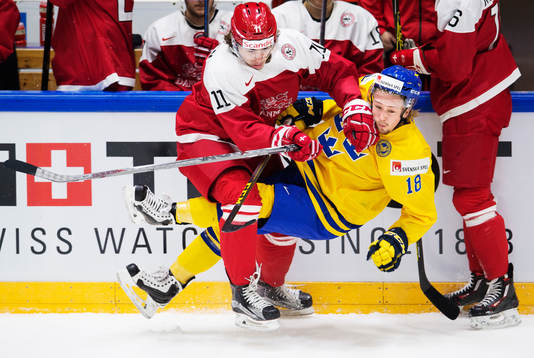 Danmarks Kristian Jensen tacklar Sveriges Rasmus Asplund