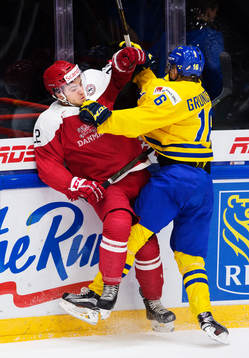 Danmarks Christian Mieritz blir tacklad av Sveriges Carl