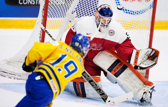 Sveriges Alexander Nylander skjuter et skott mot Danmarks