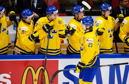 Sveriges Oskar Lindblom jublar med lagkamrater