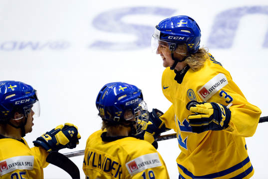 Sveriges William Lagesson jublar med lagkamraterna