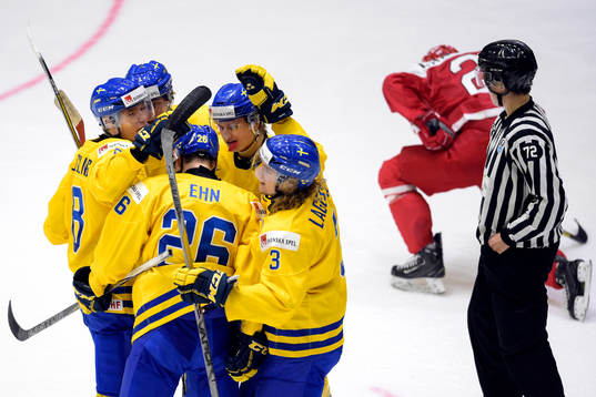 Sveriges William Lagesson jublar med lagkamraterna