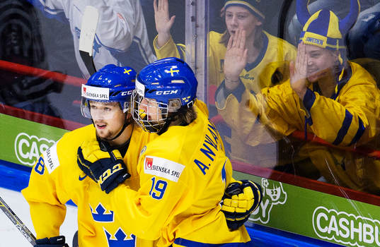 Sveriges Rasmus Asplund och Alexander Nylander jublar