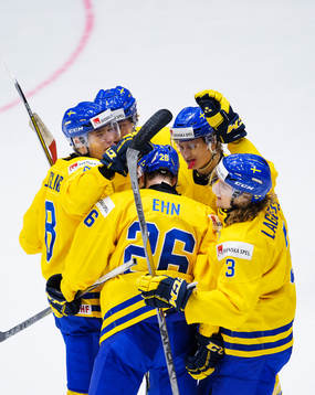 Sveriges William Lagesson (t h) jublar med lagkamrater