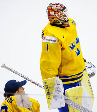 Sveriges målvakter Linus Söderström och Felix Sandström