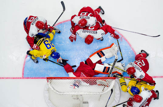 Sveriges Adrian Kempe och Axel Holmström oroar framför