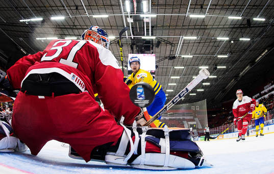 Sveriges Axel Holmström ser 2-0-pucken från Gustav