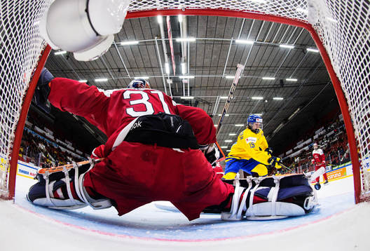 Sveriges Alexander Nylander (t h) kommer fri och gör 5-0