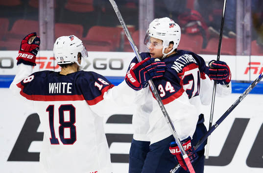 s Auston Matthews (t h) jublar med lagkamrater