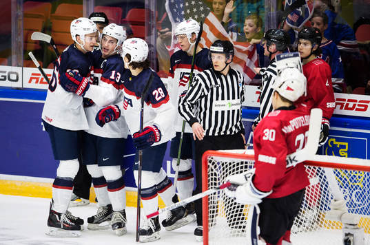 s Zach Werenski (nr 13) jublar med lagkamrater