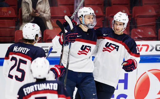s Matthew Tkachuk (mitten) jublar med lagkamrater