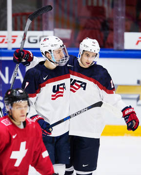 s Matthew Tkachuk och Colin White jublar