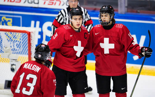 Schweiz Denis Malgin, Timo Meier och Nico Hischier jublar
