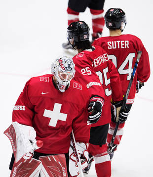 Schweiz målvakt Ludovic Waeber och Jonas Siegenthaler