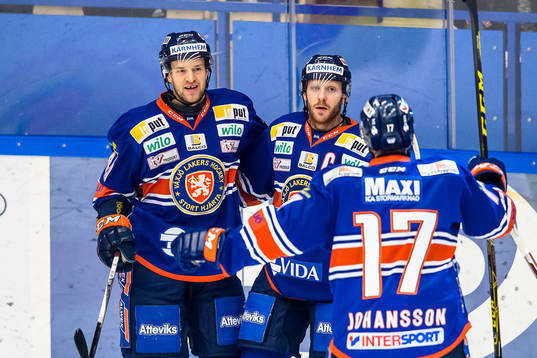 Växjös Ilkka Heikkinen och Liam Reddox jublar