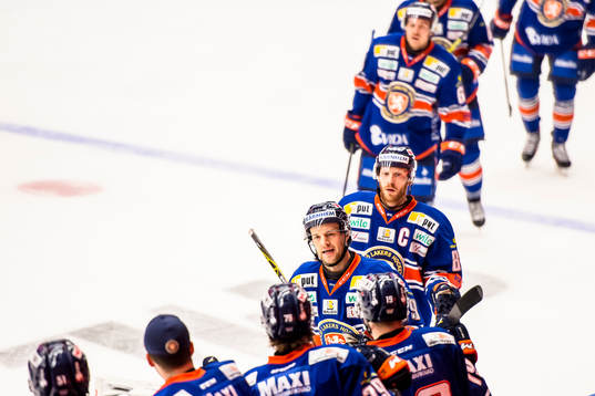 Växjös Ilkka Heikkinen och Liam Reddox jublar