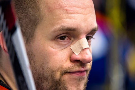 Växjös Ilkka Heikkinen med plåster på näsan