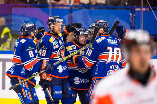 Växjös Ilkka Heikkinen och Tuomas Kiiskinen jublar
