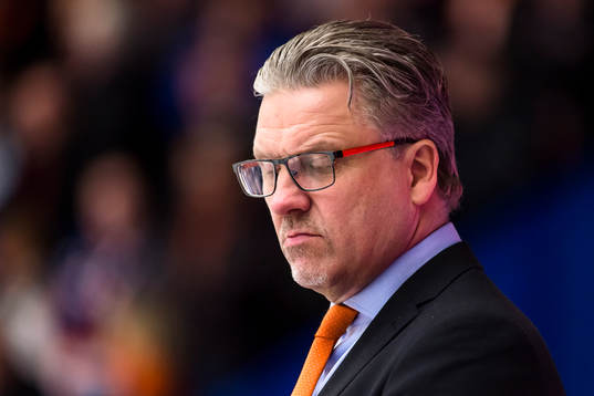 Karlskronas tränare Per Hånberg blundar