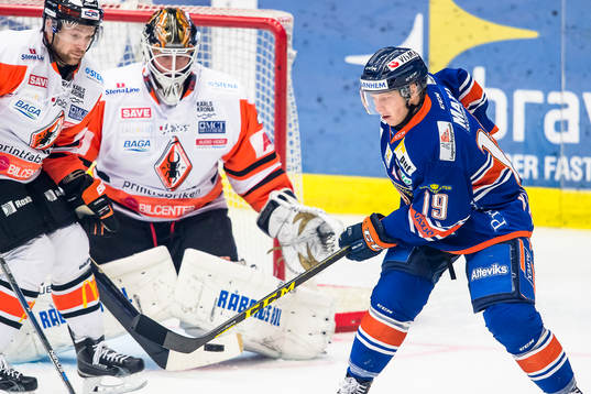 Växjös Tuomas Kiiskinen oroar framför Karlskronas