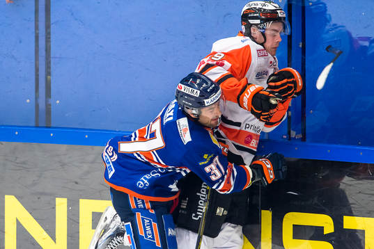 Växjös Adam Burish tacklar Karlskronas Kristoffer Söder