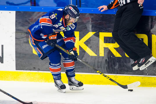 Domaren hoppas när Växjös Josh Hennessy åker med pucken