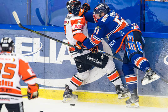 Växjös Joey Crabb tacklar Karlskronas Robin Gartner